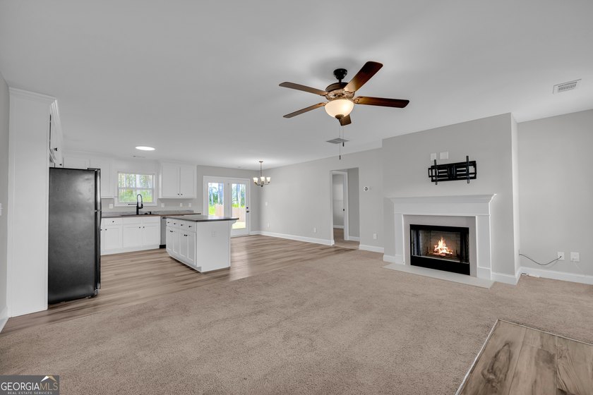 Welcome home to this thoughtfully designed ranch-style home - photo 9