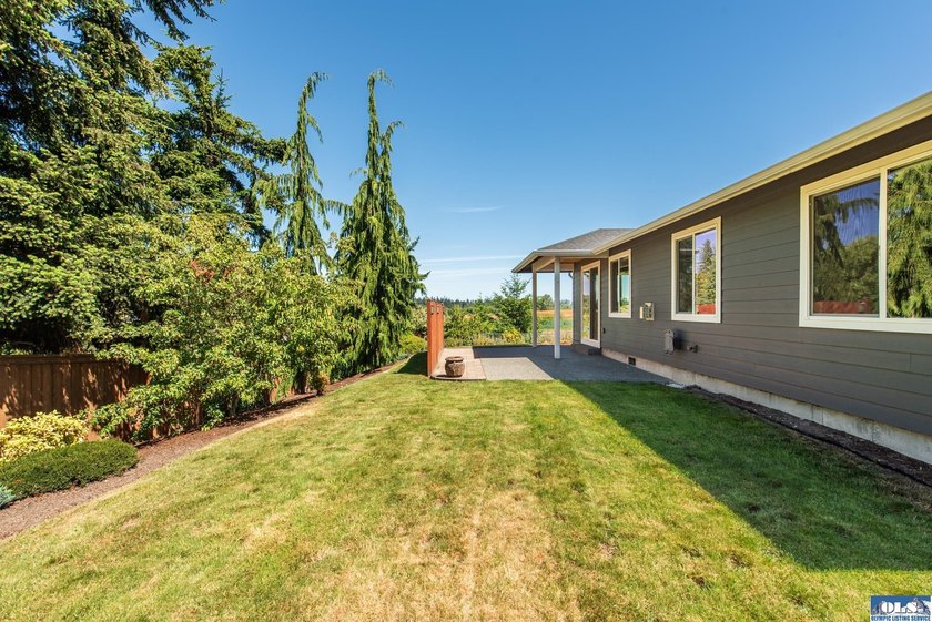Enjoy easy living in this beautifully appointed 3 bedroom, 2 - photo 32