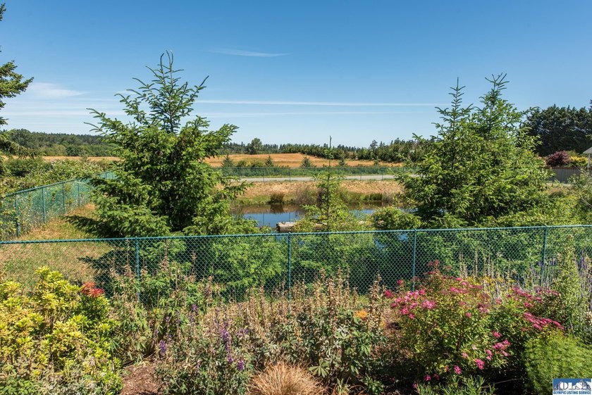 Enjoy easy living in this beautifully appointed 3 bedroom, 2 - photo 36