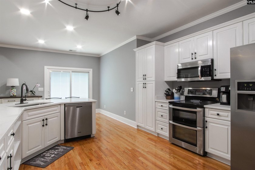 Beautiful spacious all brick home, with open floor plan, located - photo 7