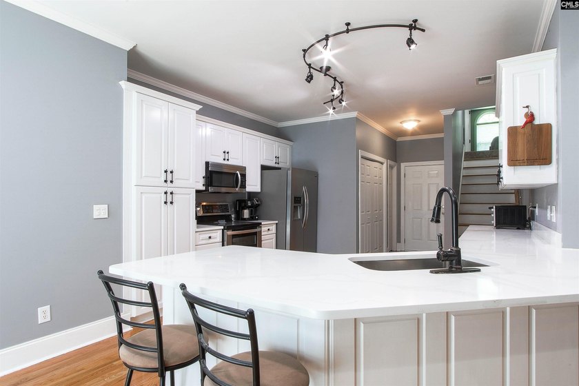 Beautiful spacious all brick home, with open floor plan, located - photo 8
