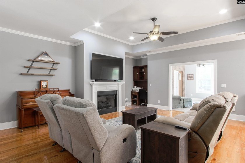 Beautiful spacious all brick home, with open floor plan, located - photo 9