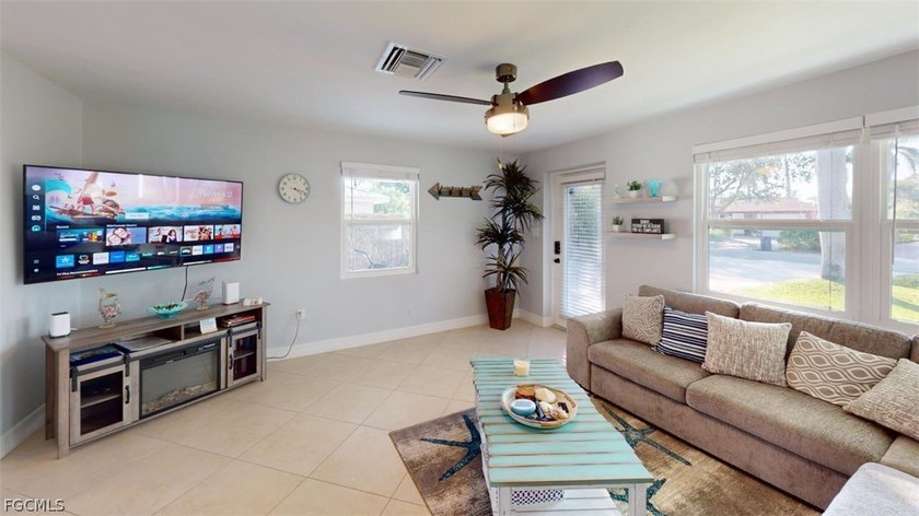 Hard to find Florida pool home near the beach, located in a - photo 3