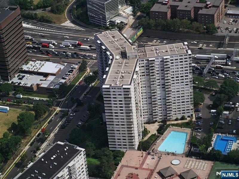 Bright, west facing 2 BR, 2 Bath coop in the heart of Fort Lee - photo 3