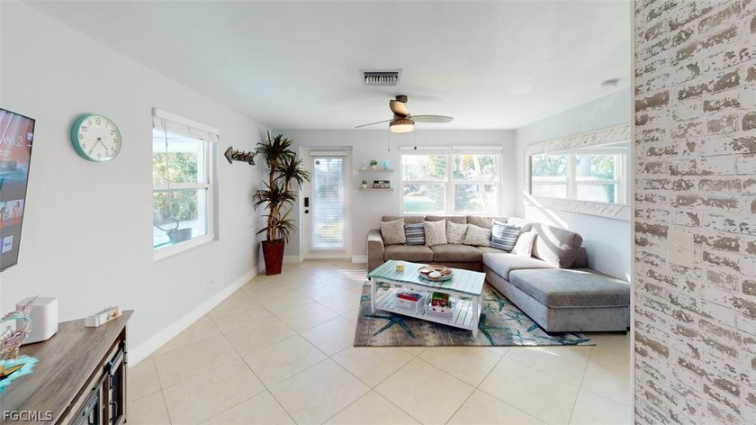 Hard to find Florida pool home near the beach, located in a - photo 4