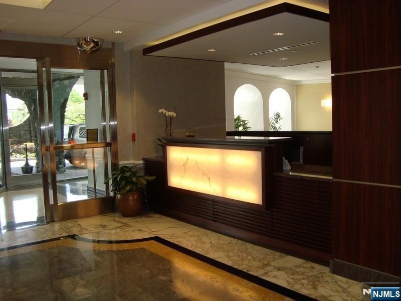 Bright, west facing 2 BR, 2 Bath coop in the heart of Fort Lee - photo 4