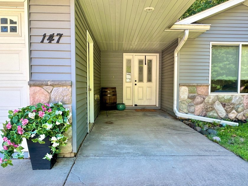 Beautifully maintained one-level living with modern updates - photo 2