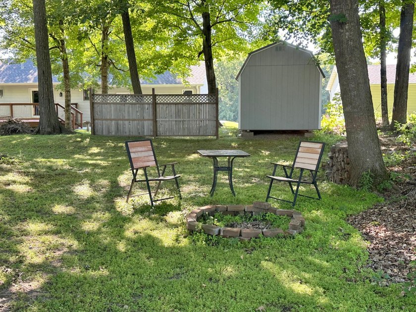 Beautifully maintained one-level living with modern updates - photo 4