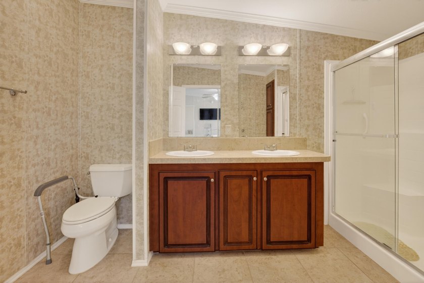 Beautifully maintained 2012 manufactured home offering over 1 - photo 12