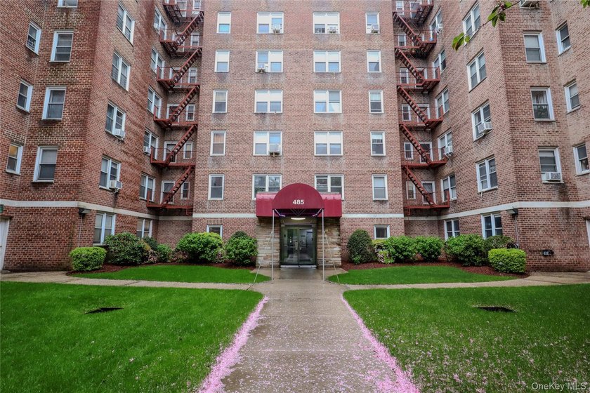 Tastefully designed, well-maintained, and impeccably clean, this - photo 16