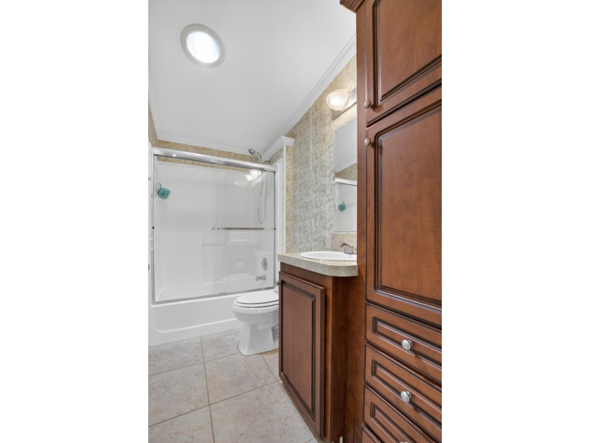 Beautifully maintained 2012 manufactured home offering over 1 - photo 26