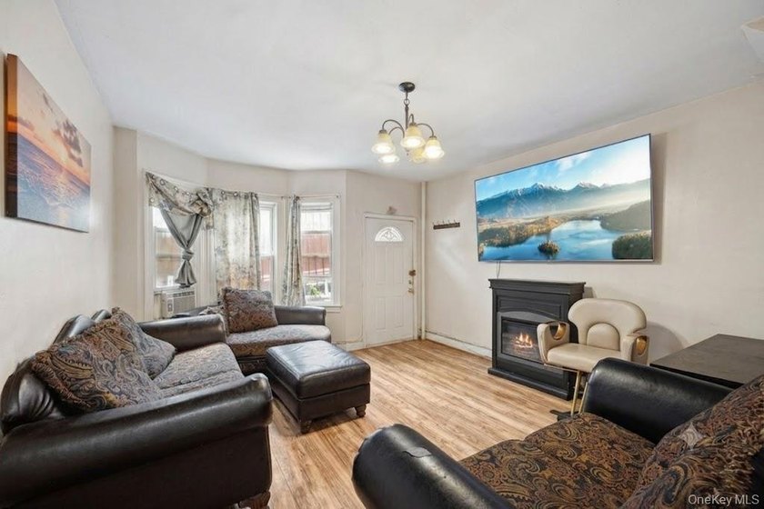 JUST LISTED! SPACIOUS 3 BEDROOM, 2 BATH HOME IN BRONX NY 10452! - photo 2