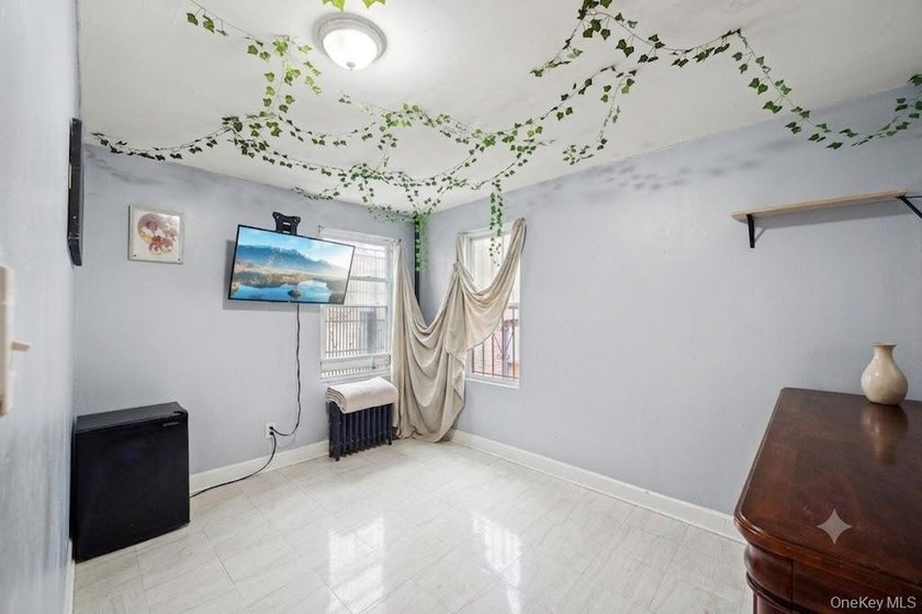 JUST LISTED! SPACIOUS 3 BEDROOM, 2 BATH HOME IN BRONX NY 10452! - photo 7