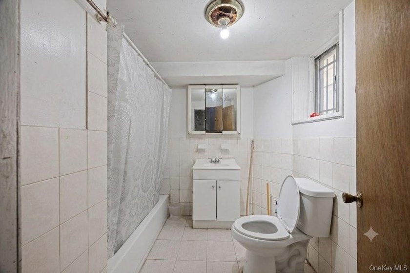 JUST LISTED! SPACIOUS 3 BEDROOM, 2 BATH HOME IN BRONX NY 10452! - photo 8