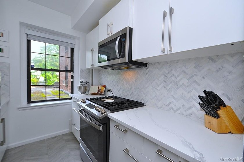 Step into this beautifully renovated 2-bedroom, 2-bath residence - photo 10