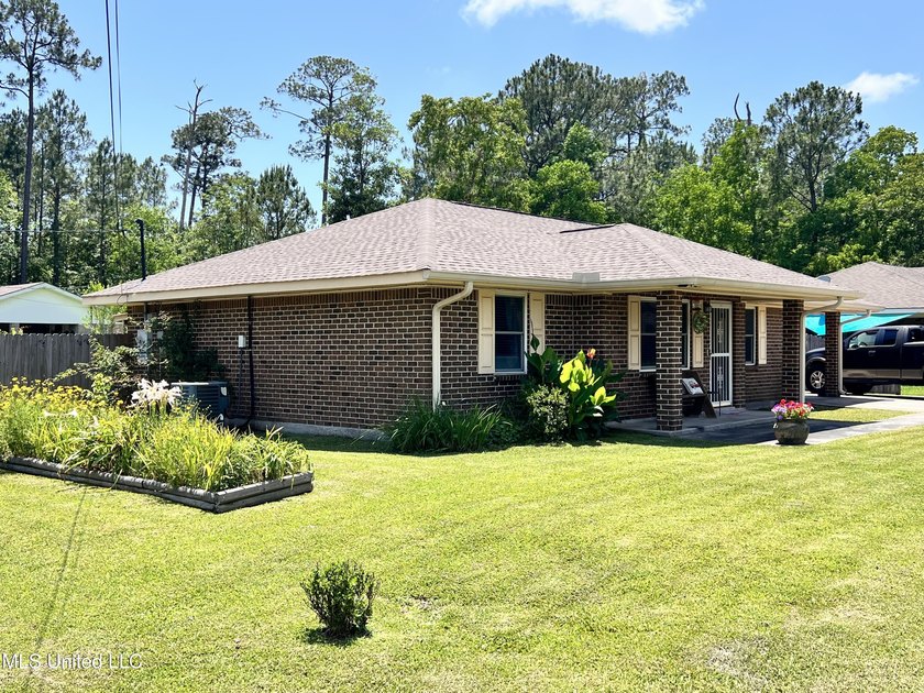 Your New Home Awaits! This charming 3-bedroom, 1.5-bath home - photo 15
