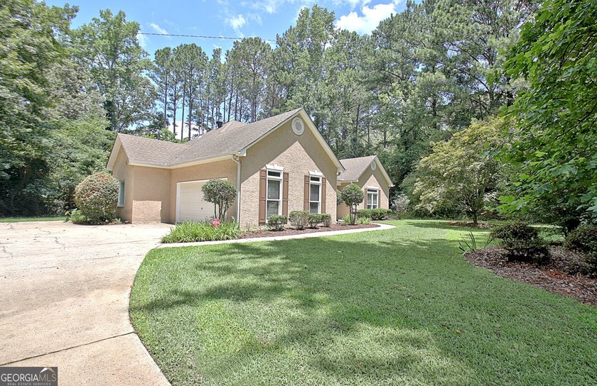 Welcome home to this spacious ranch situated on a private 1+ - photo 5
