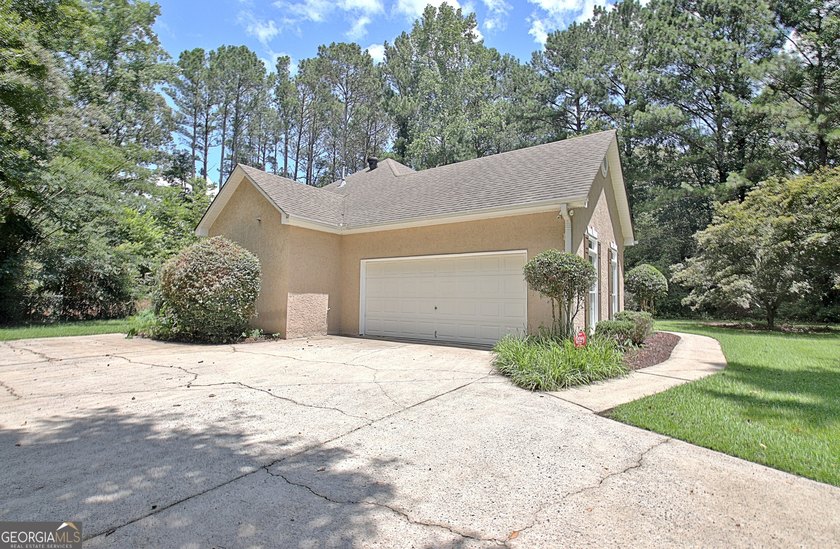 Welcome home to this spacious ranch situated on a private 1+ - photo 6