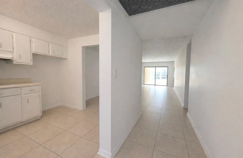 Welcome to beautiful Boca Raton! This move-in ready unit is a - photo 27