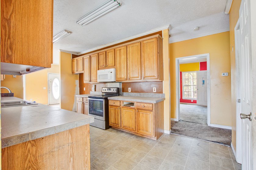 Three-bedroom, two-bath home situated on approximately 0.5 acres - photo 8