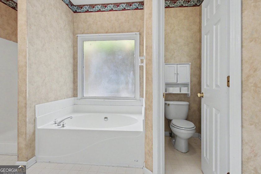 Welcome home to this spacious ranch situated on a private 1+ - photo 9