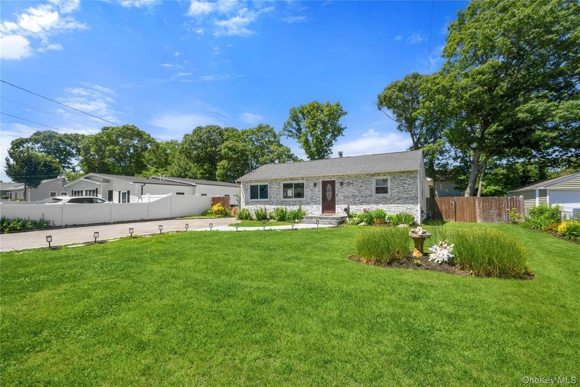 Lovely updated, expanded ranch in West Islip school district - photo 4