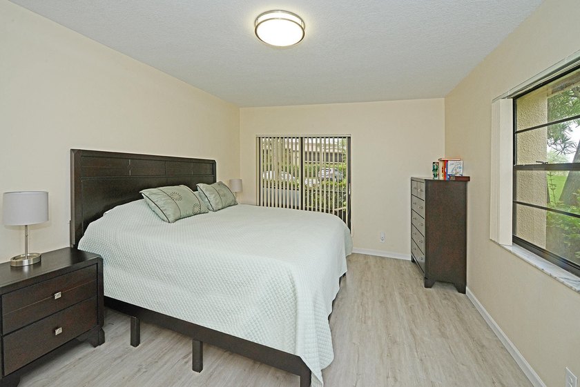 Bright corner unit with tons of natural light and large spacious - photo 11