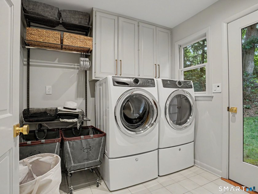 Spacious and beautifully updated ranch offering the perfect - photo 18