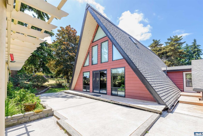 Nestled in the heart of sunny Sequim, this stunning A-frame home - photo 31