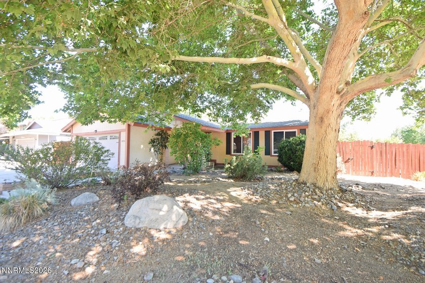 Beautiful single-story home in Sparks!! Large living room - photo 3