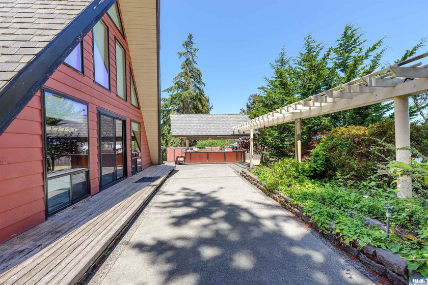 Nestled in the heart of sunny Sequim, this stunning A-frame home - photo 33
