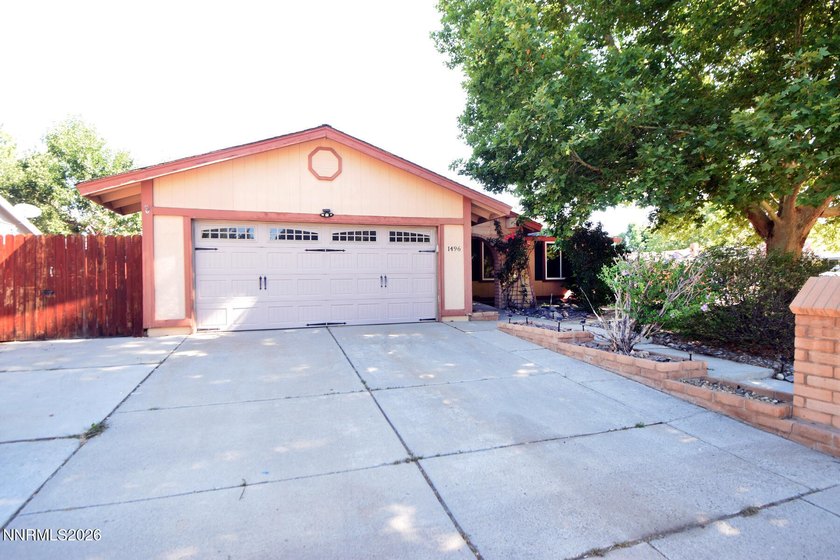 Beautiful single-story home in Sparks!! Large living room - photo 4