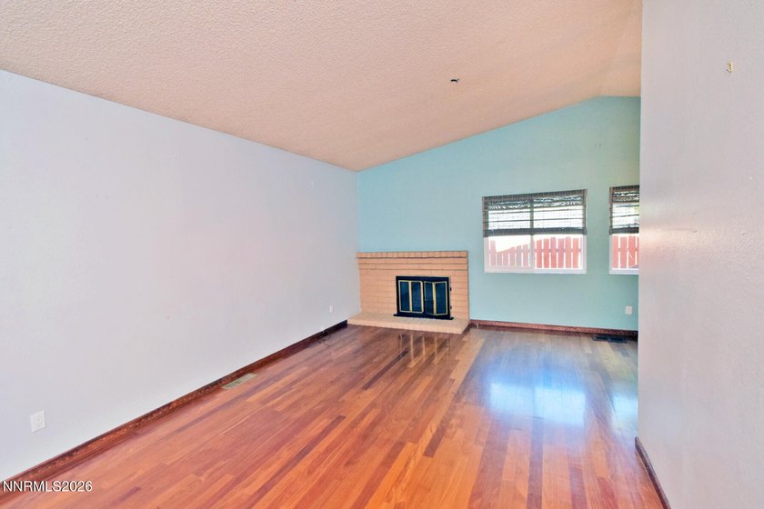Beautiful single-story home in Sparks!! Large living room - photo 5