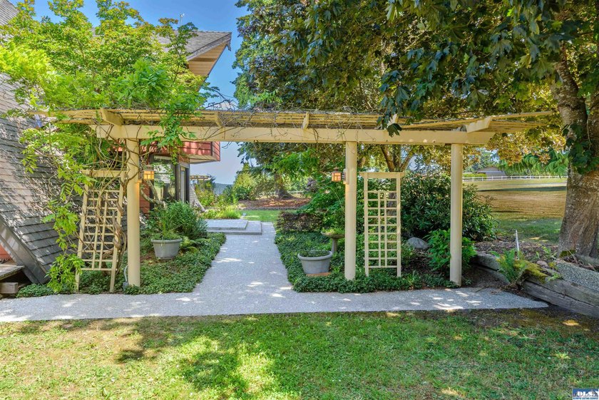 Nestled in the heart of sunny Sequim, this stunning A-frame home - photo 35