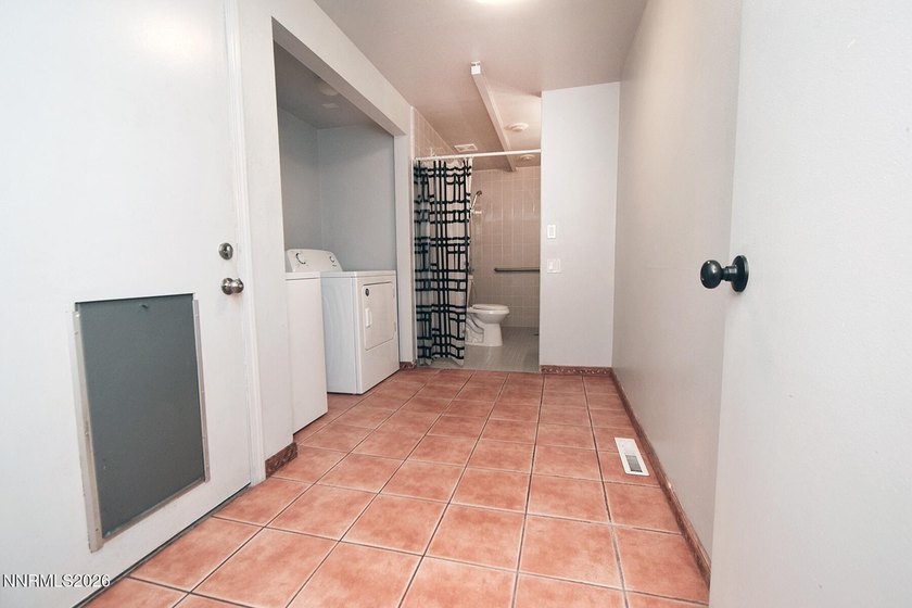 Beautiful single-story home in Sparks!! Large living room - photo 6