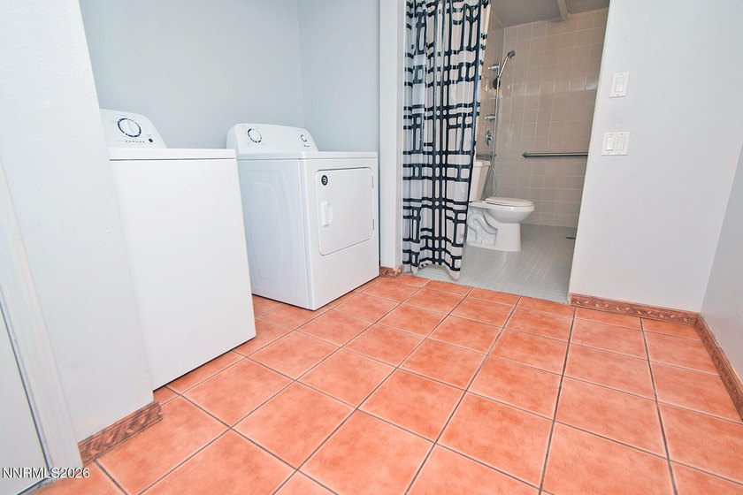 Beautiful single-story home in Sparks!! Large living room - photo 10