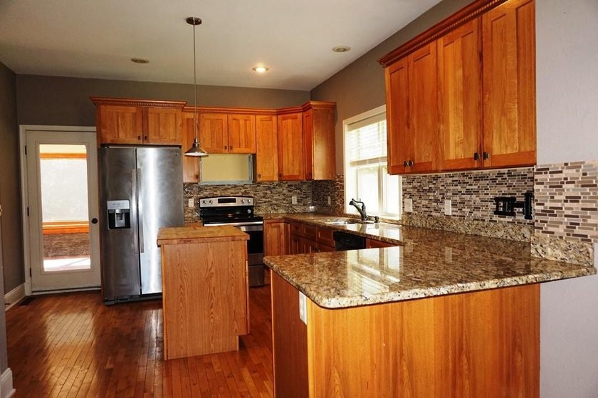 Beautiful open design custom home offers 3 BRs, 4 baths, hickory - photo 2