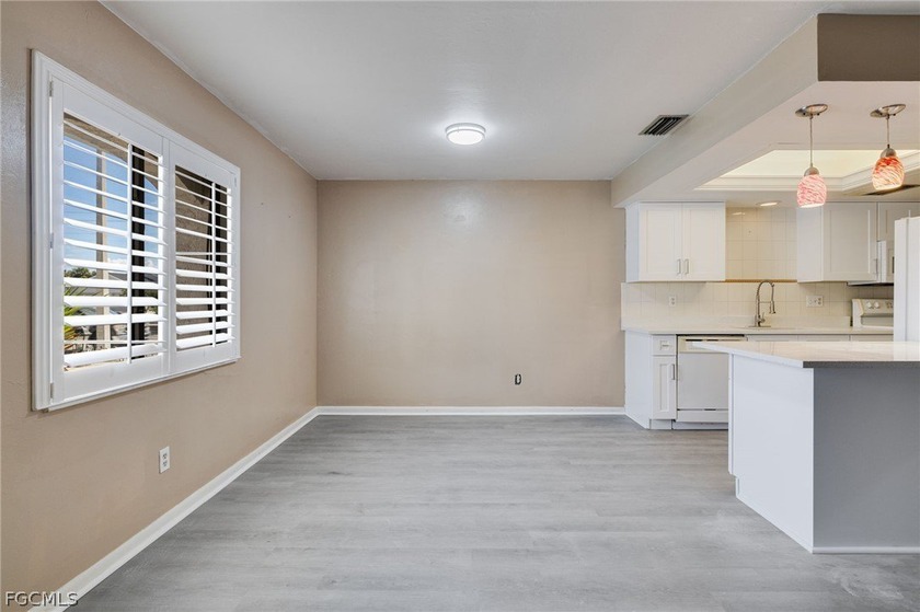 Gorgeous renovated ground floor unit in a desirable and private - photo 3