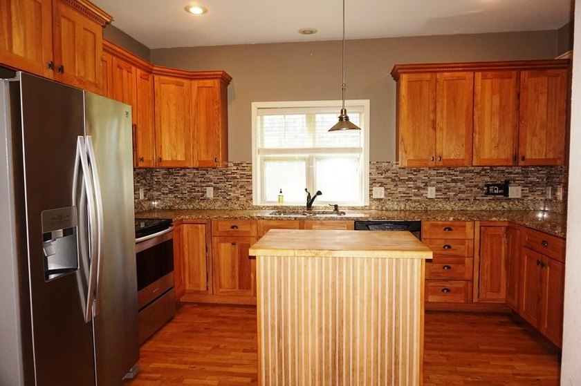 Beautiful open design custom home offers 3 BRs, 4 baths, hickory - photo 3
