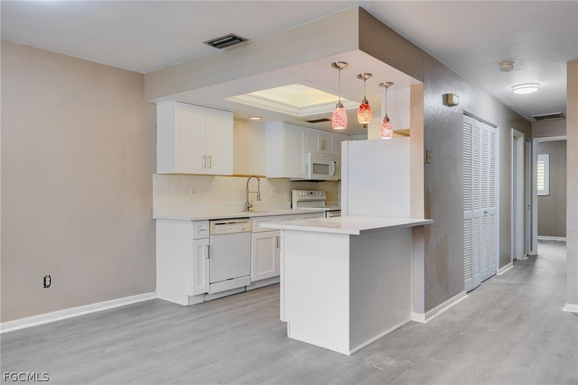 Gorgeous renovated ground floor unit in a desirable and private - photo 4