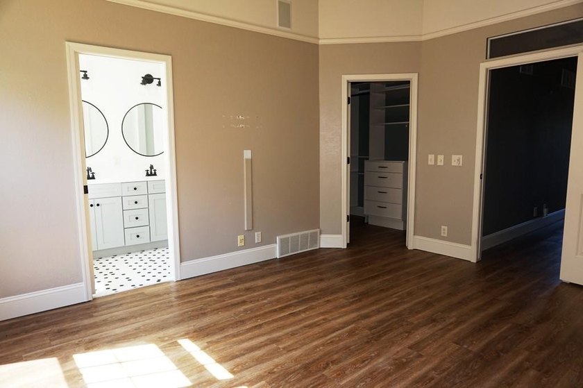 Beautiful open design custom home offers 3 BRs, 4 baths, hickory - photo 8