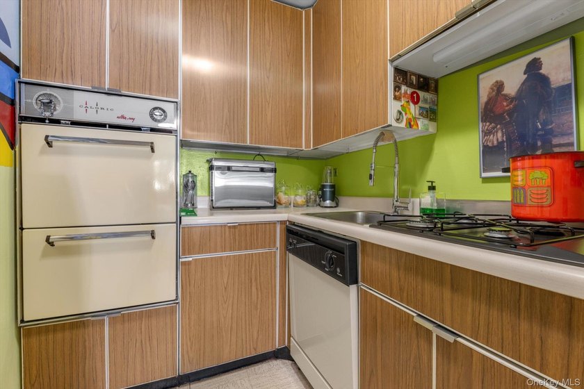 Welcome to this spacious one bedroom apartment offering comfort - photo 8