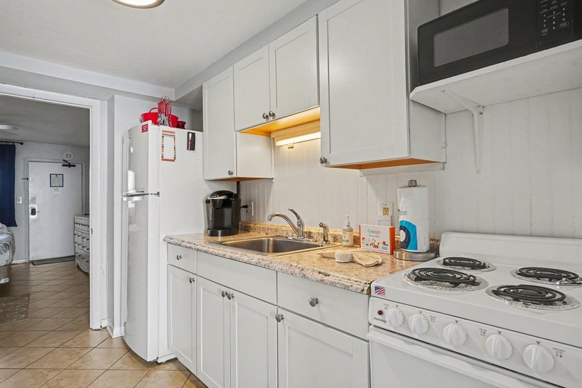This fully furnished 1-bedroom, 1-bath direct oceanfront condo - photo 11