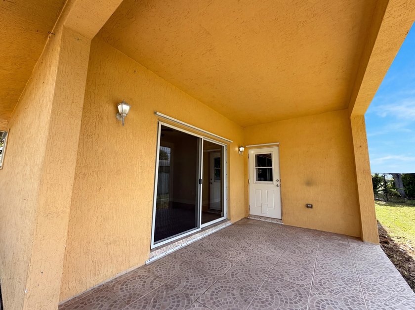 Imagine 453 N Deerfield Ave, a residence recently updated with - photo 18