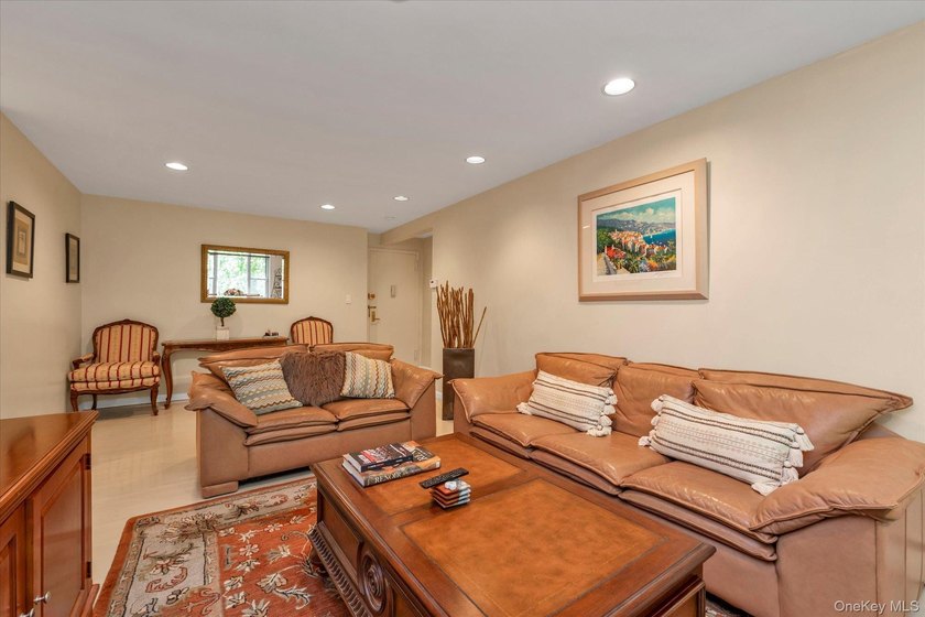 Welcome to this beautifully maintained 2-bedroom, 2-bath co-op - photo 7