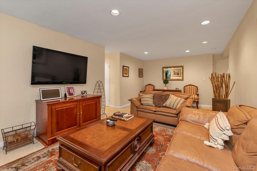 Welcome to this beautifully maintained 2-bedroom, 2-bath co-op - photo 8
