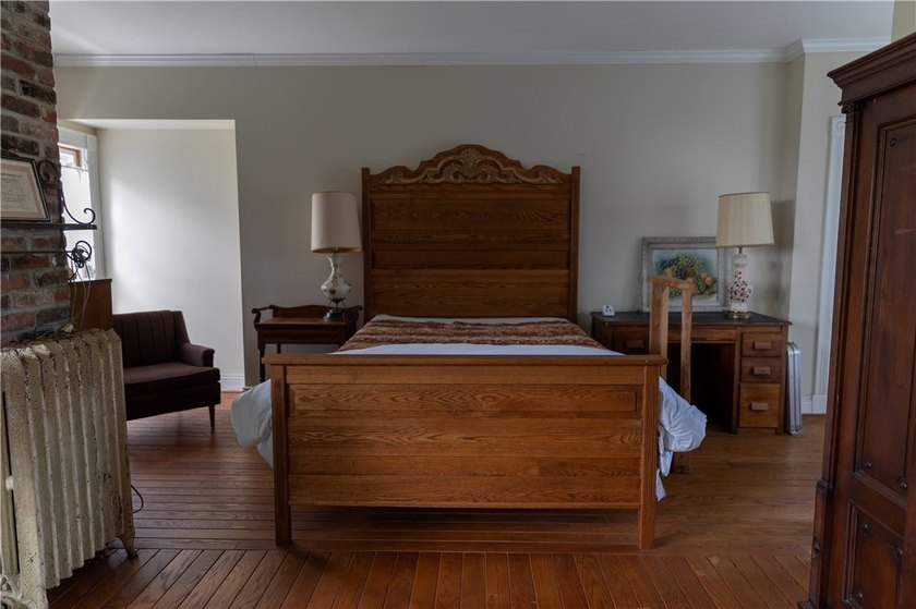 Dreams Do Come True Here! A large Victorian with a garage apt &amp; - photo 17