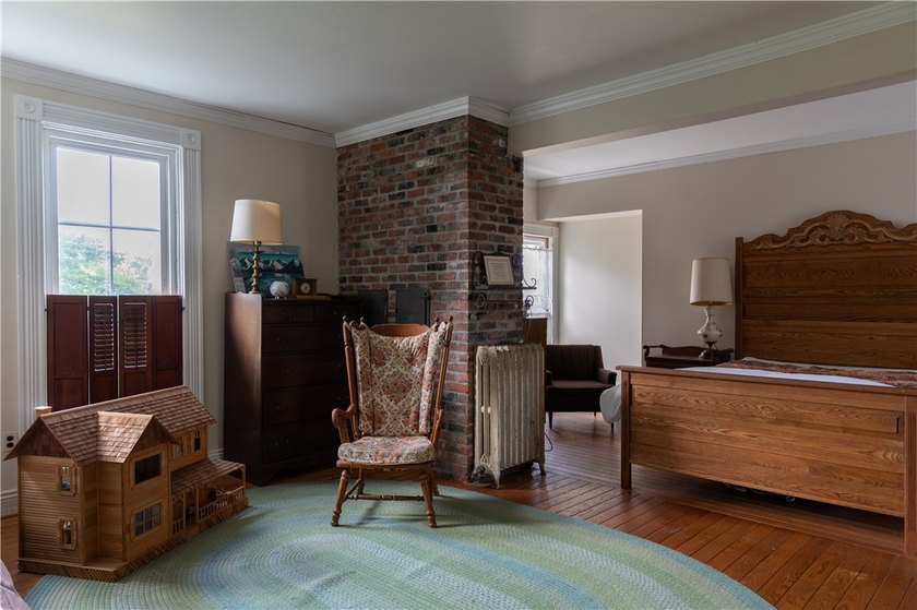 Dreams Do Come True Here! A large Victorian with a garage apt &amp; - photo 18
