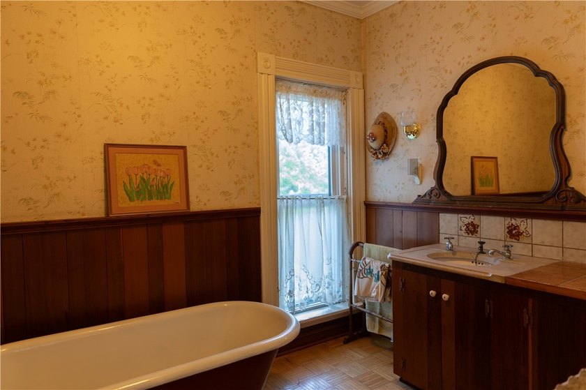 Dreams Do Come True Here! A large Victorian with a garage apt &amp; - photo 19