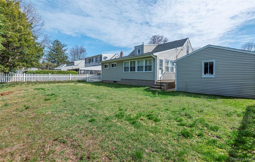 Charming Cape in Glen Cove - Space, Style, and Convenience - photo 32